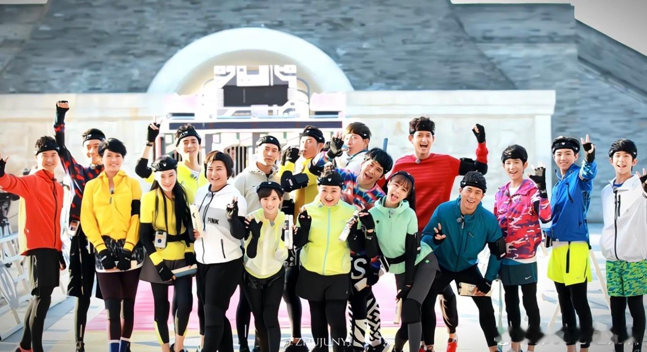 鞠婧祎TFBOYS全员加速中同框这是什么惊喜名场面，原来鞠婧祎与TFBOYS多年