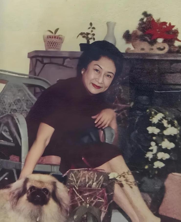 1975年，晚年的胡蝶在加拿大温哥华定居后，留下的一张照片，镜头中她坐在寓所的椅