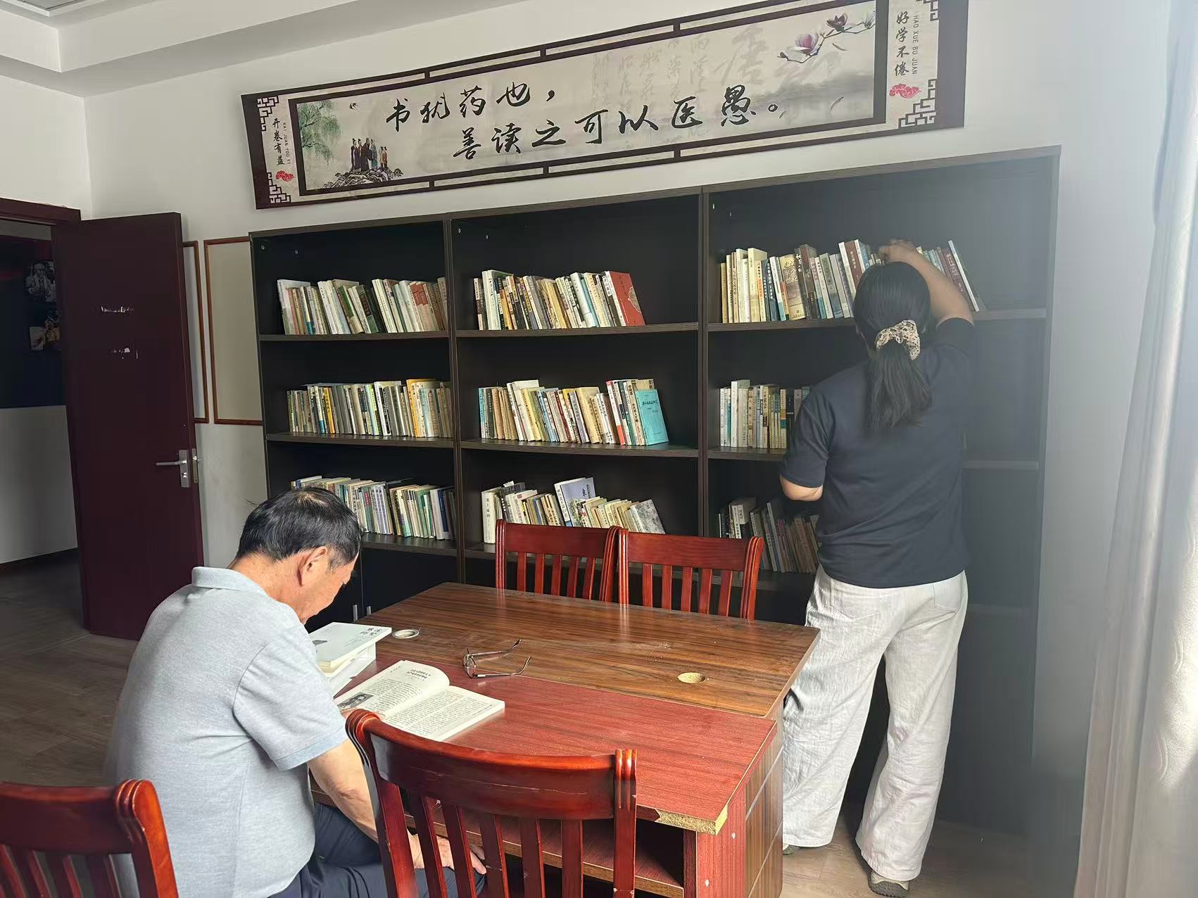 宁波慈溪八旬老人两千五百册藏书赠家乡 宁波慈溪八旬老人王清毅圆了“书回老家”的心