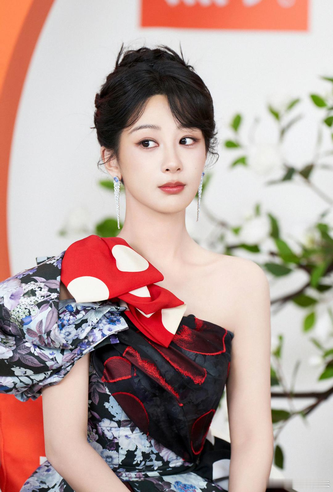 杨紫这个妆原来是金鹤龙画的，好会打造少女可爱感。 ​​​