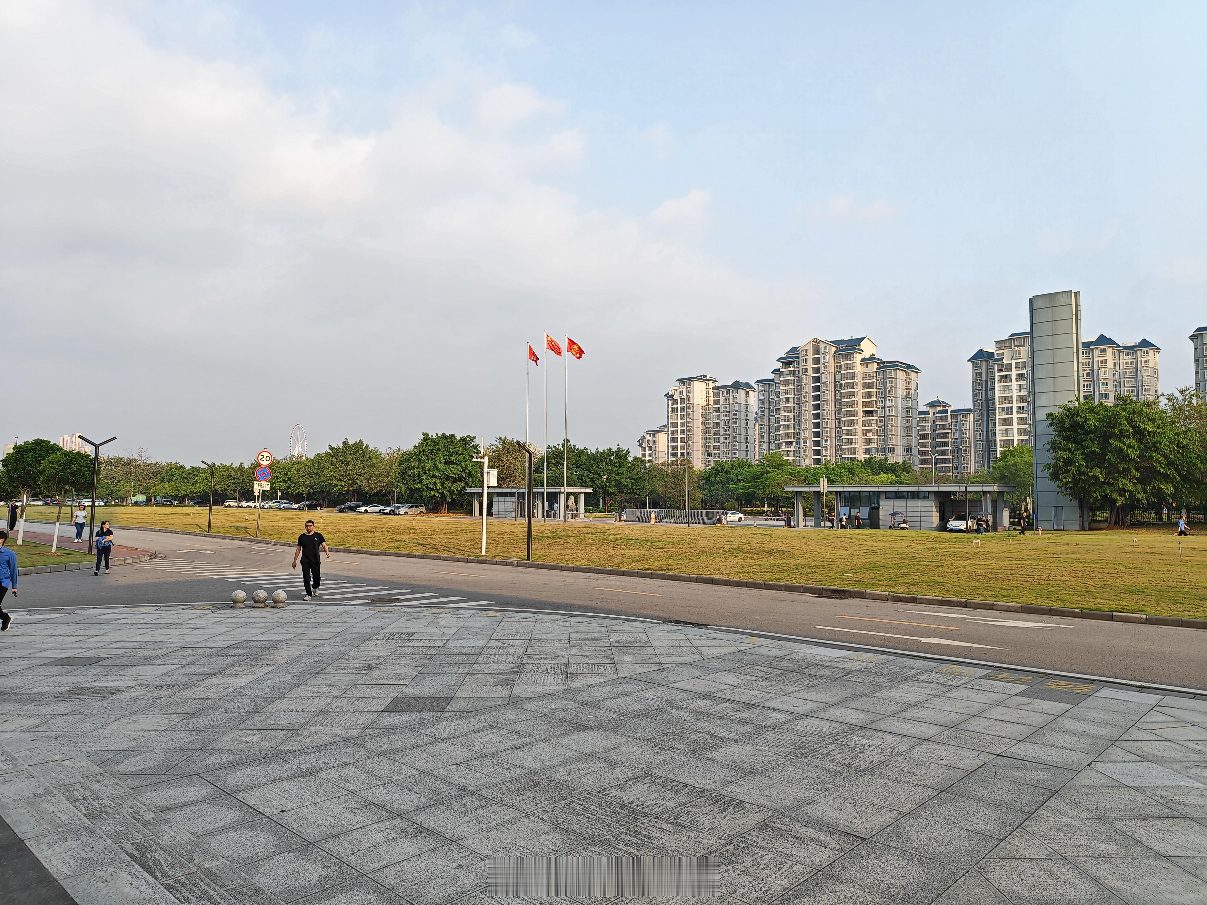 今天去风行柳汽内部品鉴沟通发现员工真的幸福，个个都开车上班，关键非本品牌车都能停