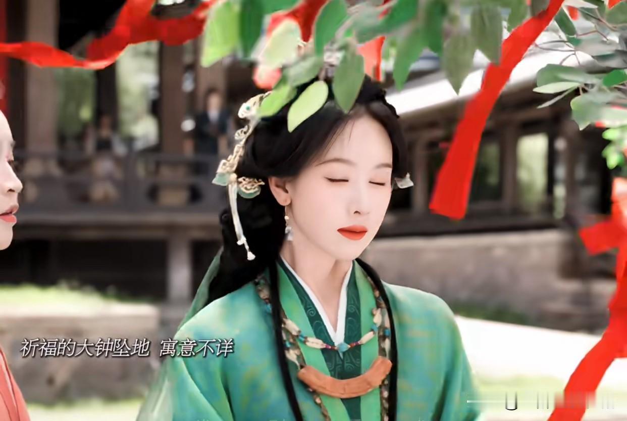 《翘楚》一绸落，一响钟，一身红，三个镜头写尽古装里的半生宿命

初见在香火缭绕的