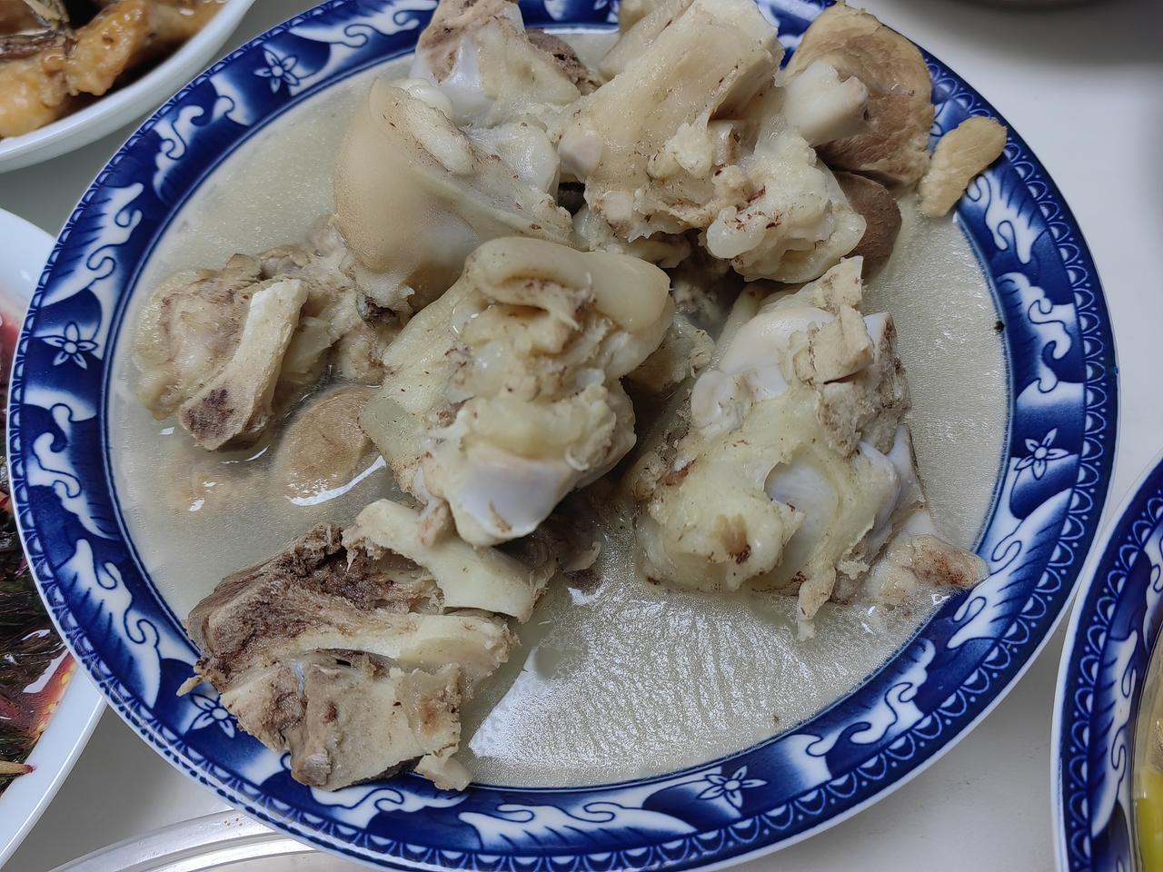 前几天回家，未知会弟弟，弟弟临时弄了几个菜，兄弟俩喝啤酒。
菜有剩猪蹄，咸鱼，面