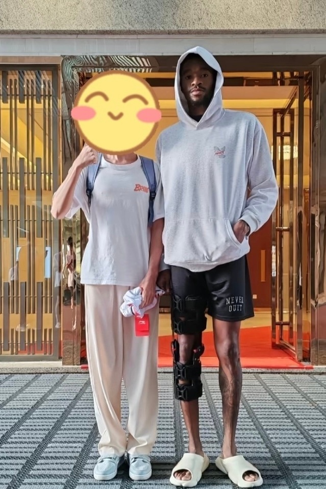 有球迷晒出跟萨姆纳的合影，他还带着护具 cba