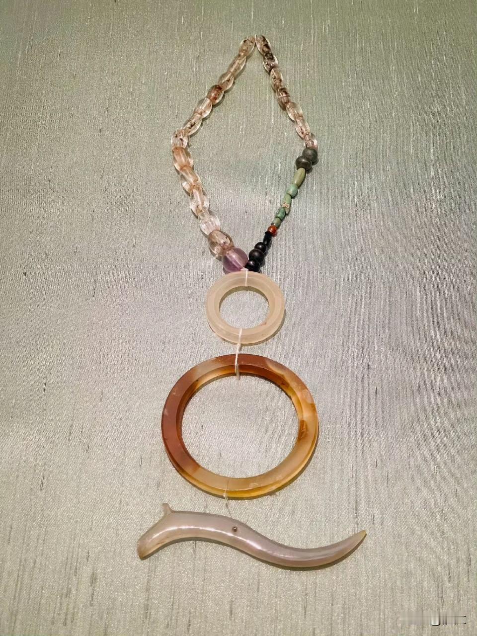 玛瑙和水晶 沅汰博物馆 

3500年前河西走廊西部甘肃酒泉干骨崖墓里有各个种类