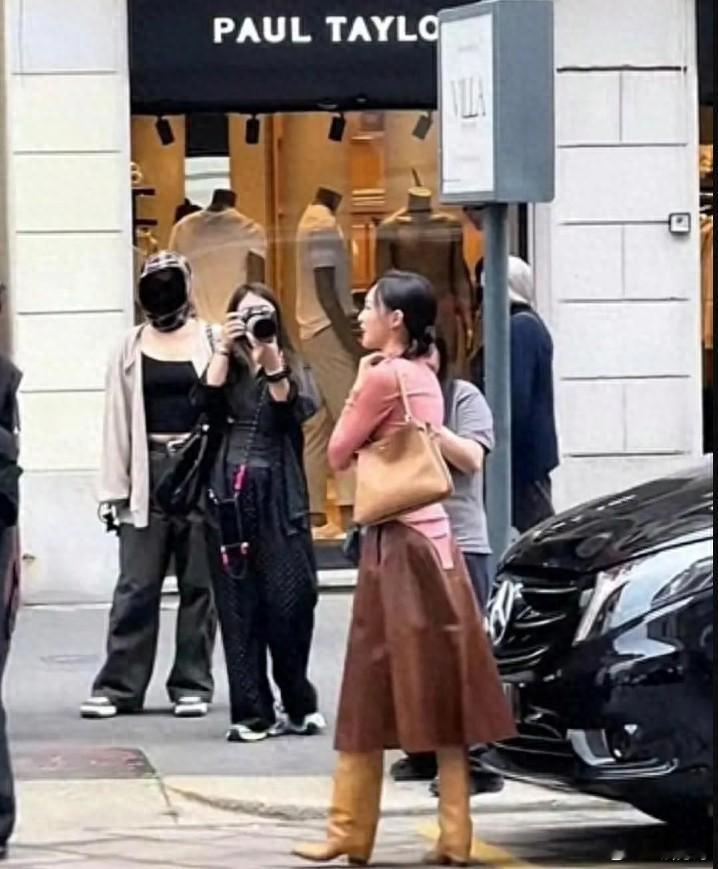 40 岁的唐嫣在国外放飞自我，穿连体衣下面不系扣，这或许是她对时尚的新探索与突破