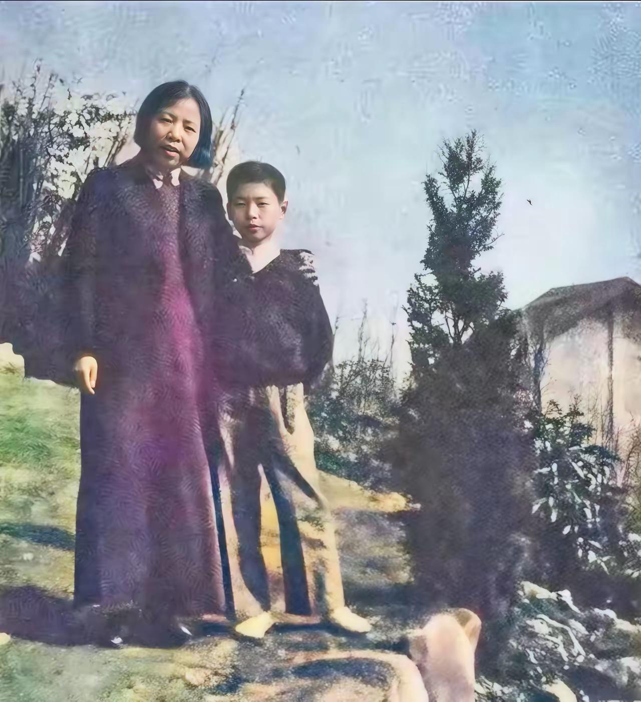 下图是1940年，邓颖超和李鹏在重庆的合影。很多人直接将李鹏视为周恩来和邓颖超的