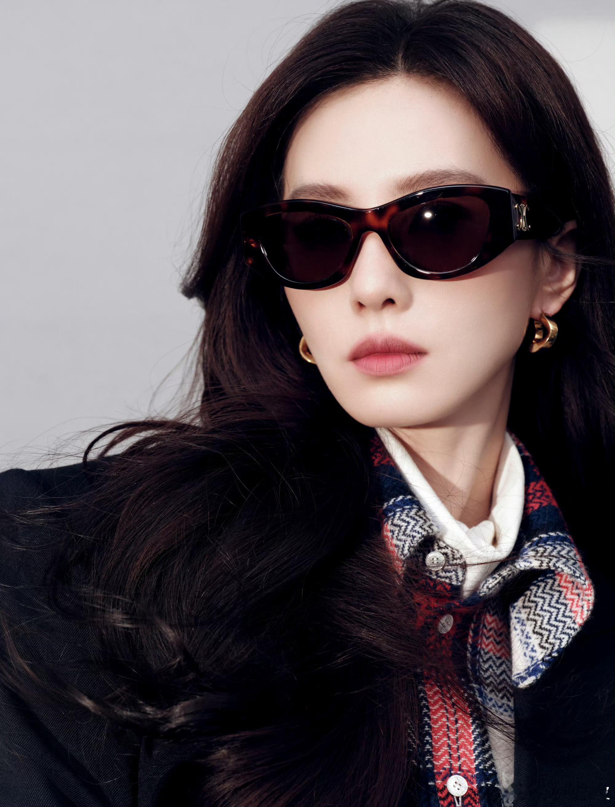 刘诗诗西装+格子衫，妥妥的高智感学姐，完美拿捏了知性与温柔不愧是一姐，镜头表现力