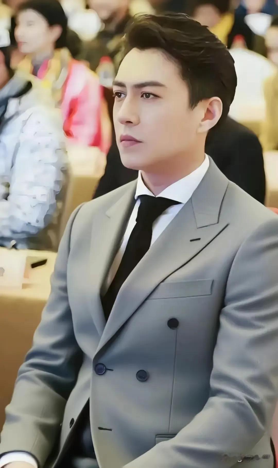 说实话，
昨晚东方卫视这波操作我
是真没想到的。
​本来看着靳东那一身笔挺的西装