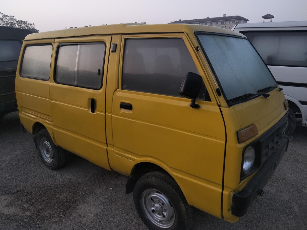 九十年代《黄面的》
方头黄壳满街跑，
拉人载货是一宝。
如今歇在荒院外，
犹忆当