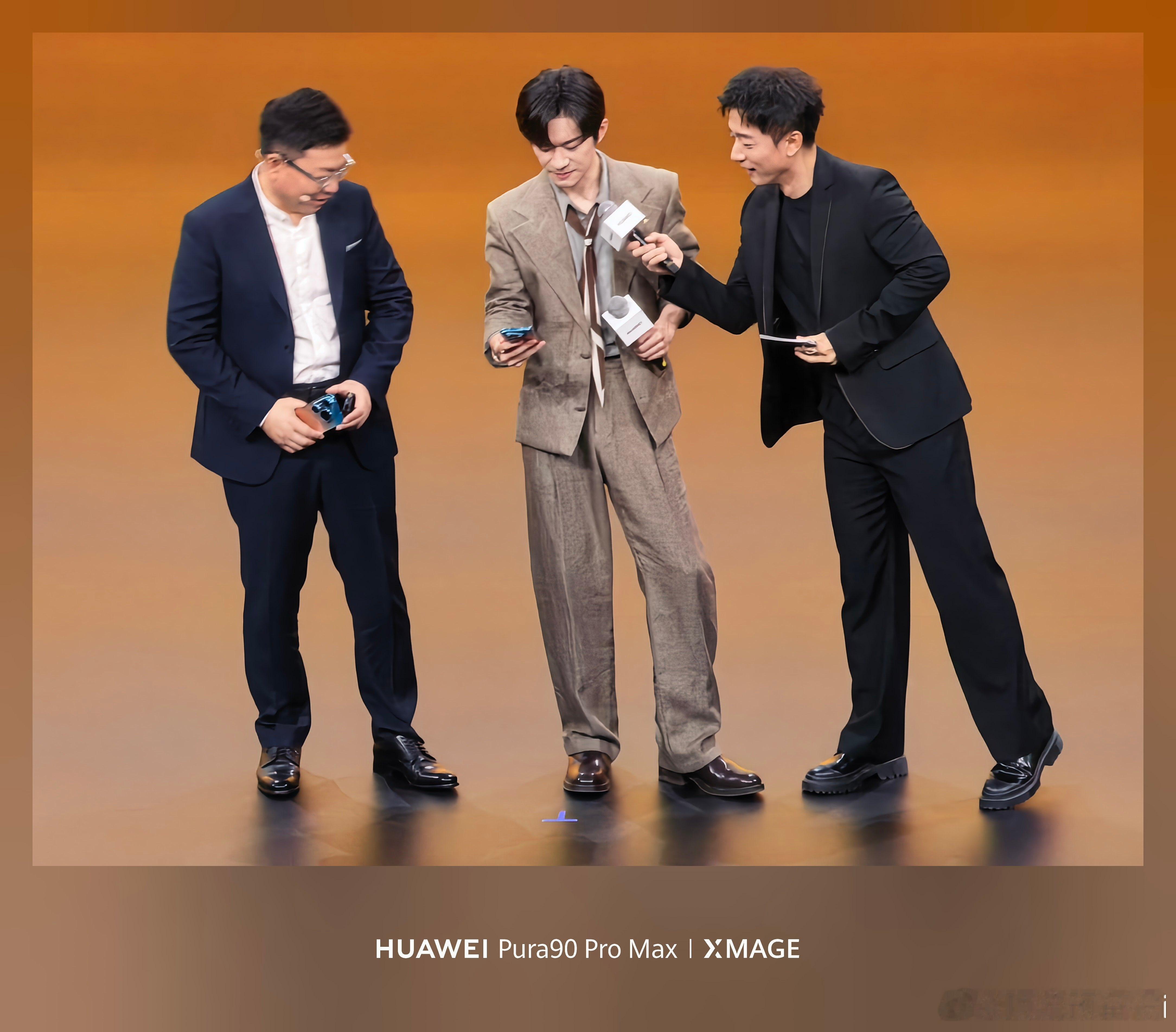 易烊千玺现身华为Pura90发布会易烊千玺在华为Pura 90系列新品发布会谈纯