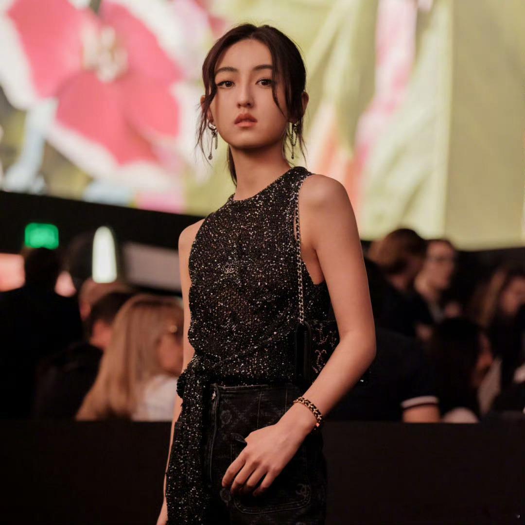 我们00🌸是真的起来了，目前格局是一超四强一超: 张子枫（华表影后，金鹿影后，