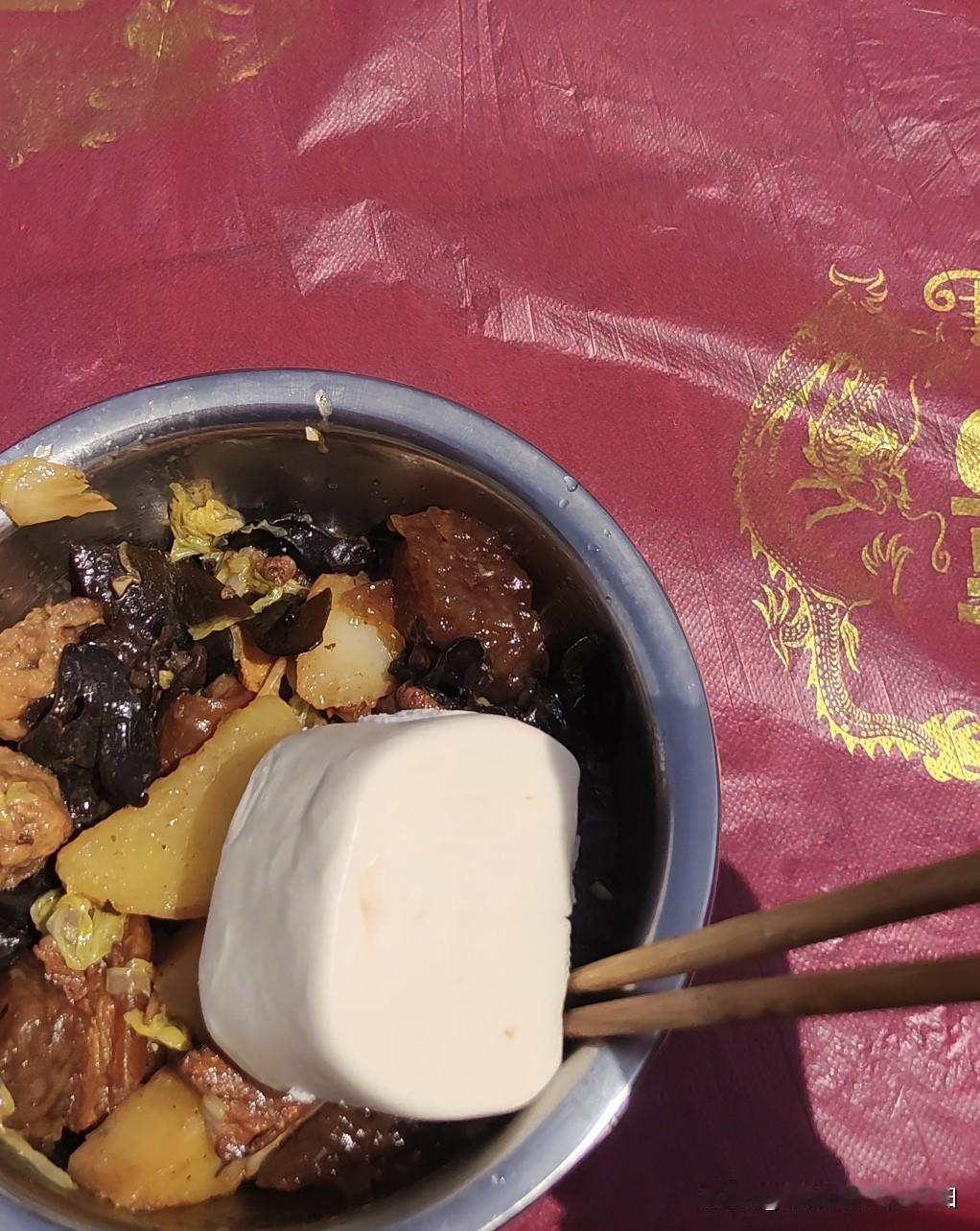 今天吃的免费大锅菜，好多人啊，都是前胸贴后背的挤一起等着打饭，有个大妈并排和我挤