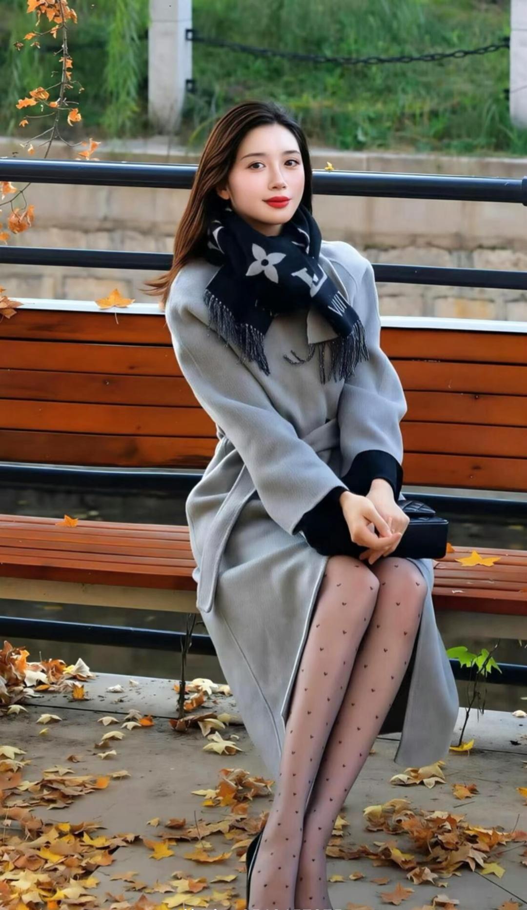 秋日穿搭指南：灰色大衣+黑色围巾，优雅又保暖！