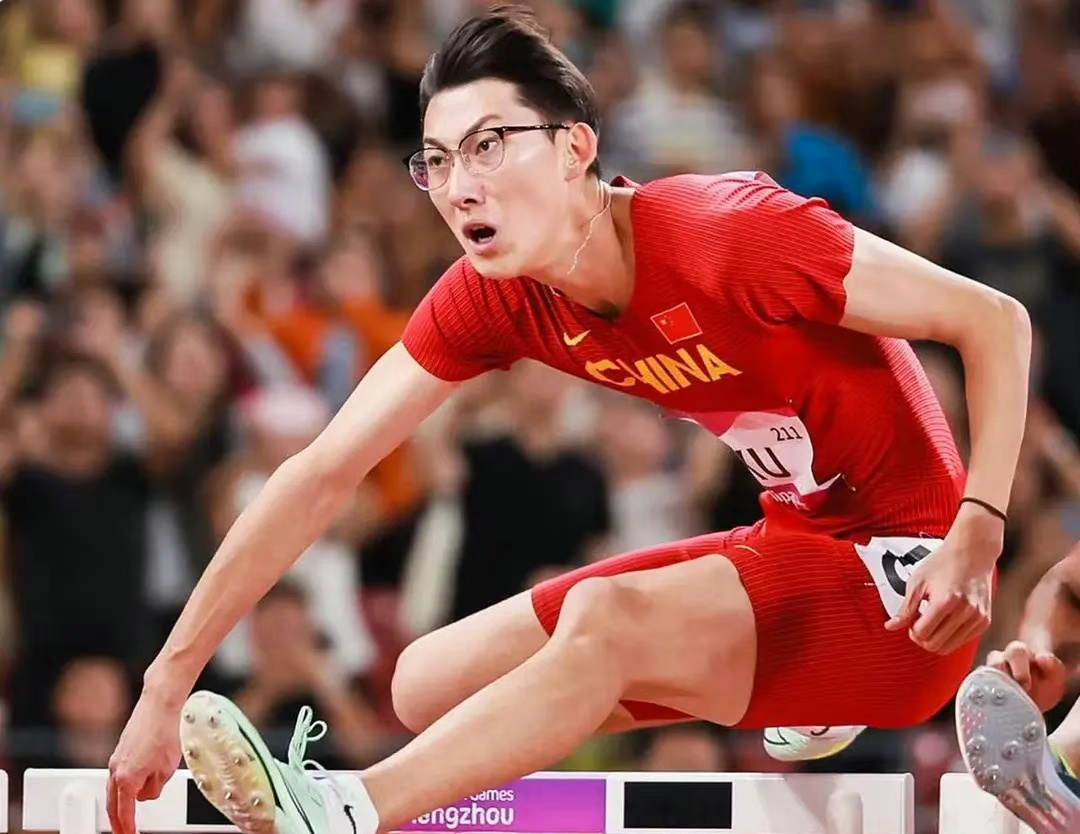 徐卓一好牛，戴着眼镜晋级了110米栏半决赛 ​​​