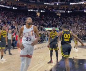 NBA赛场：追梦格林真是小人，这货当真长得欠揍，喷的话更是欠揍！
  随着库里的