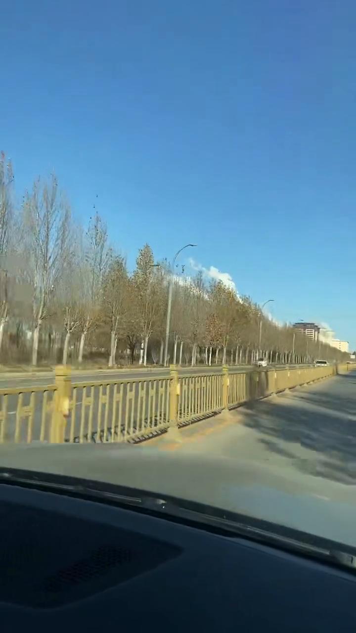 貌似人家，你看又好看。一公里后，红绿灯路口左转。