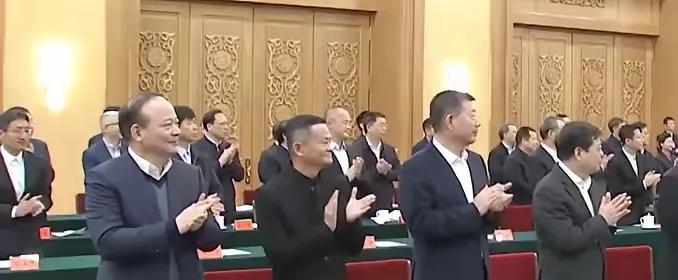 马云现身民营企业家会上，他干倒好多实体店，提供千千万万人的就业，能被邀请参会，坐