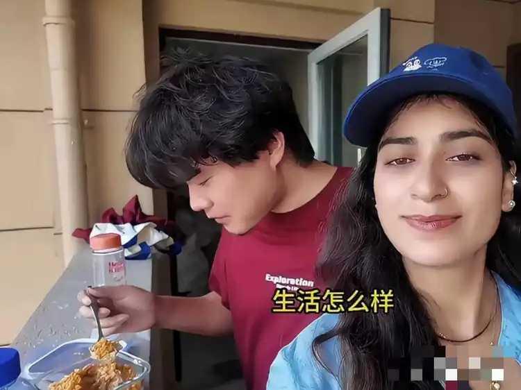 一印度女子嫁了中国人。
她说太值了。她准备把父母和家人一起接到中国来。
正是一人