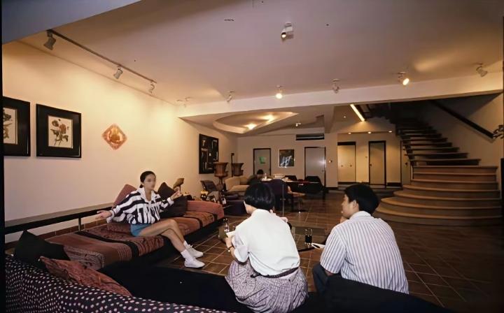 1992年7月30日，梅艳芳在自己家中接受媒体专访，一出场就让人挪不开眼。当年这