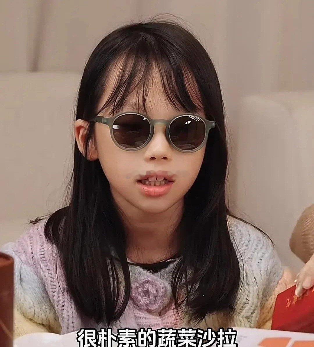 伊能静带8岁女儿直播带货，一点未成年人隐私都没有！她带完儿子又带女儿，儿子男扮女