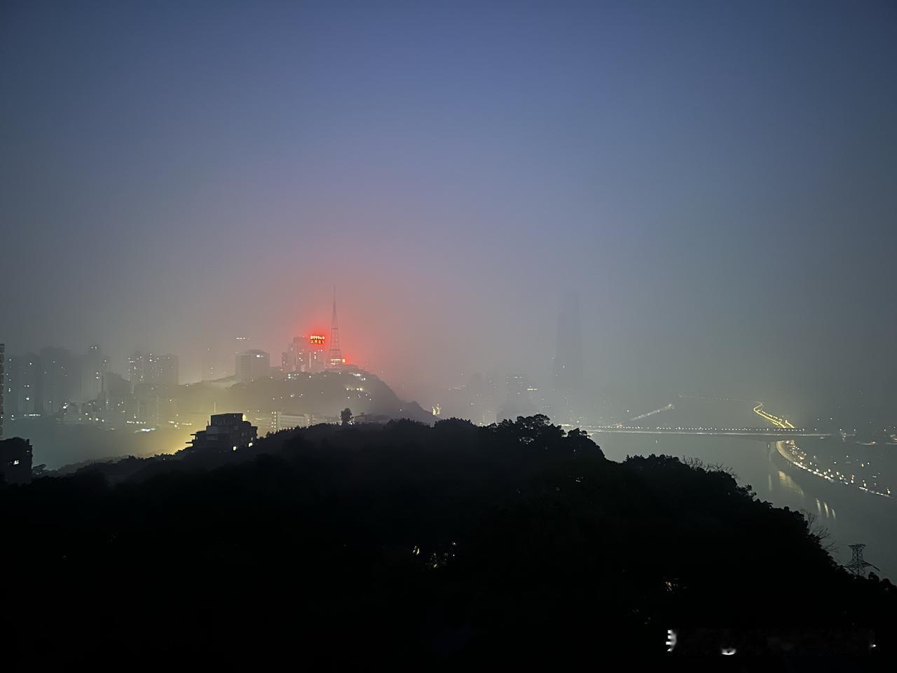 1月12日凌晨7点15分左右，距离重庆日出还有35分钟，此时此刻，渝中半岛最高处