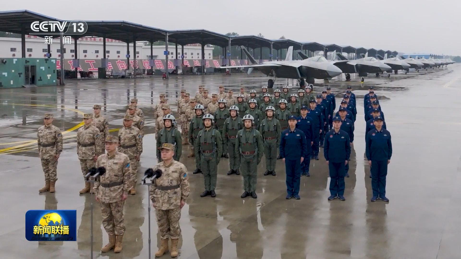 10架歼-20A一字排开 