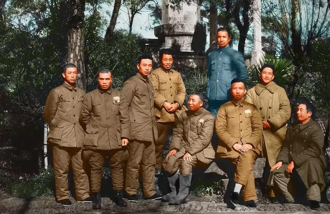 一张老照片，1950年，解放军第三野战军部分将领在杭州孤山西冷印社合影，照片从左