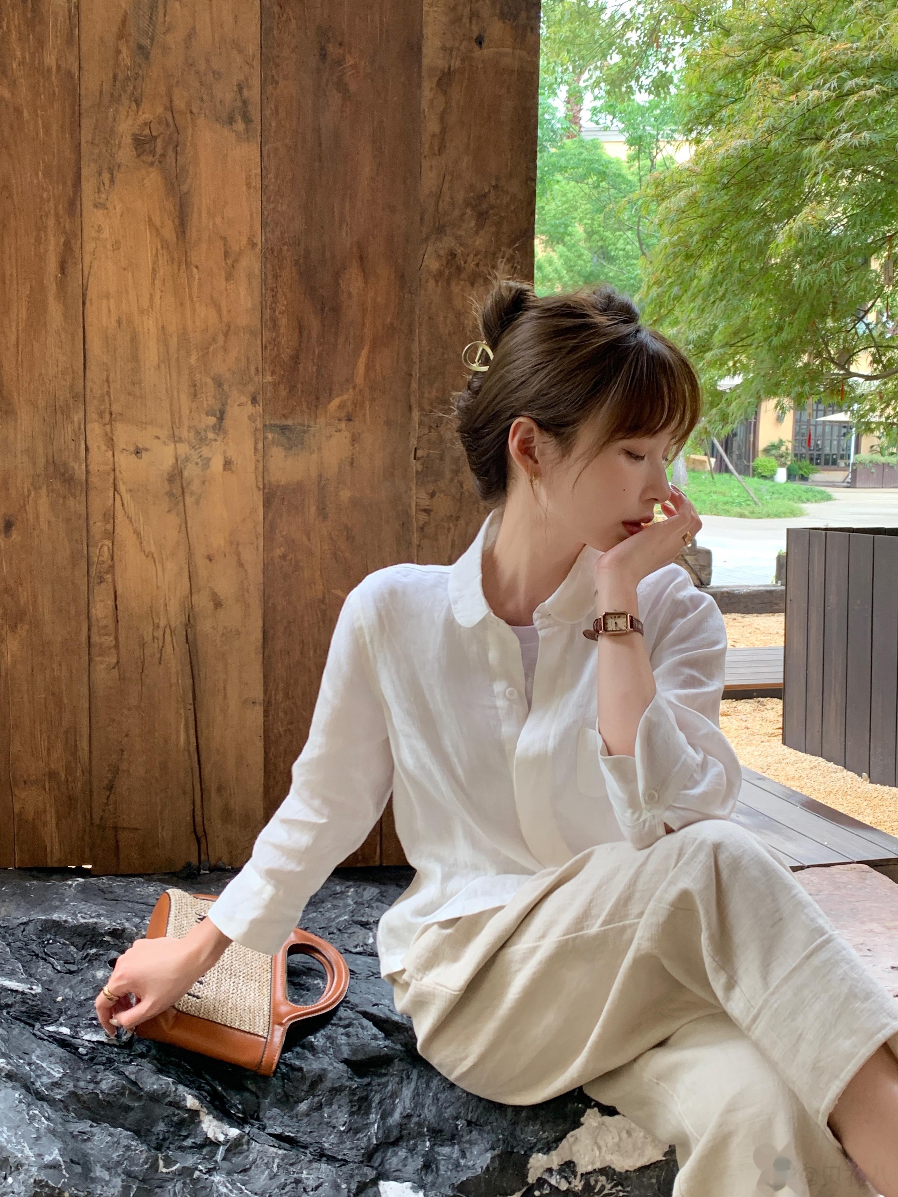 这条汉麻裤还有个白色 更基础百搭了搭配的也是亚麻衬衫整个look就很休闲江南 穿