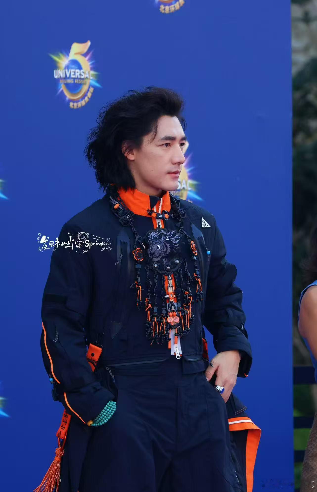 此沙是王子吧这气质真的太难得，此沙身着充满民族特色的服饰，长发飘逸，眉眼深邃，完