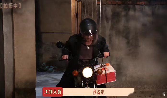许凯骑摩托全靠脚搓看许凯骑摩托真是笑不活了，别人是风驰电掣，他是双脚狂搓地。全靠