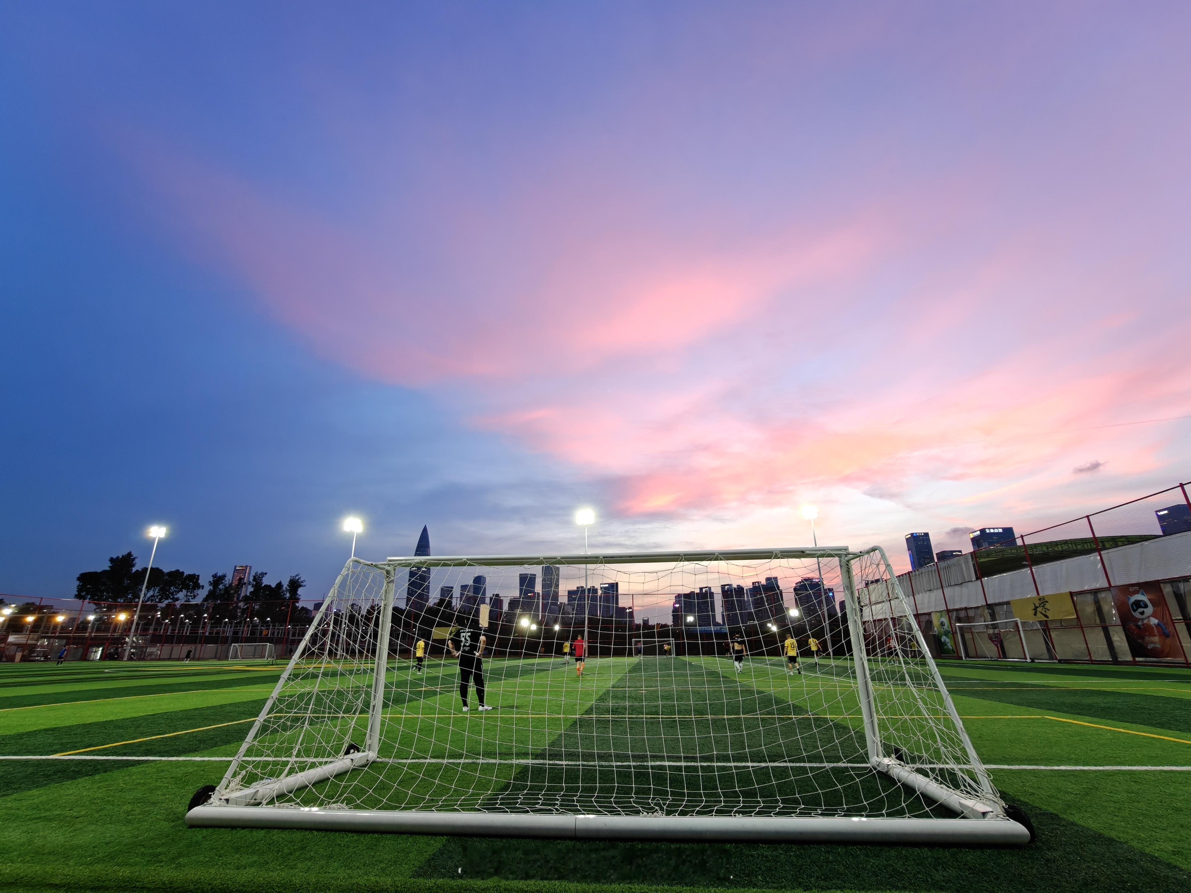 ⚽周末了，踢个球！雨后深圳湾的粉色天空！🌇🌇 深圳·深圳湾超级总部大荣足球场