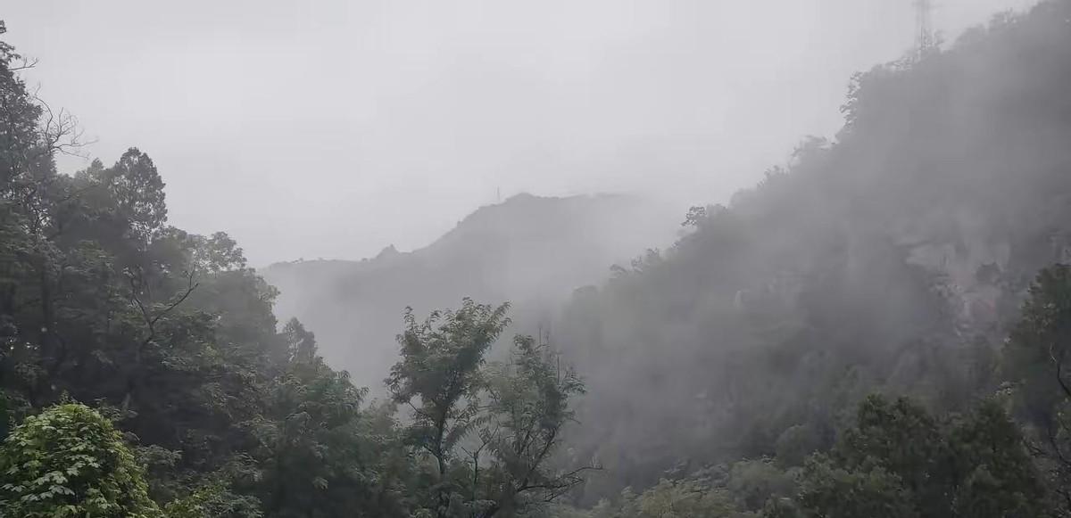 泪目！
6 名退休老师去贵州旅游，突遇大雨，在一农户家躲雨，主人家做了 9 菜 