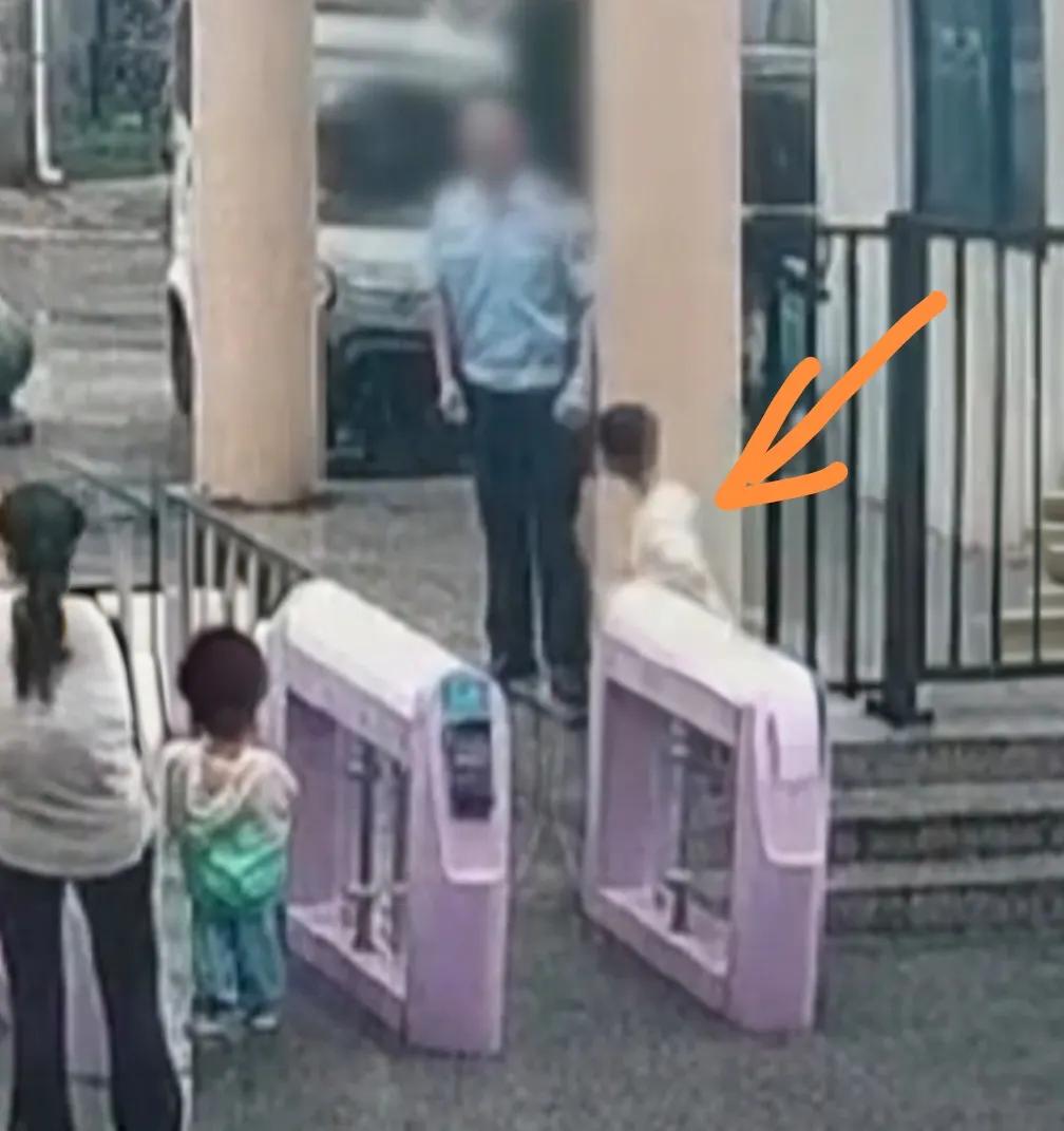 幼儿上演现实版逃学威龙，40分钟到家其母崩溃大哭！

这绝对是一场惊心动魄的“逃