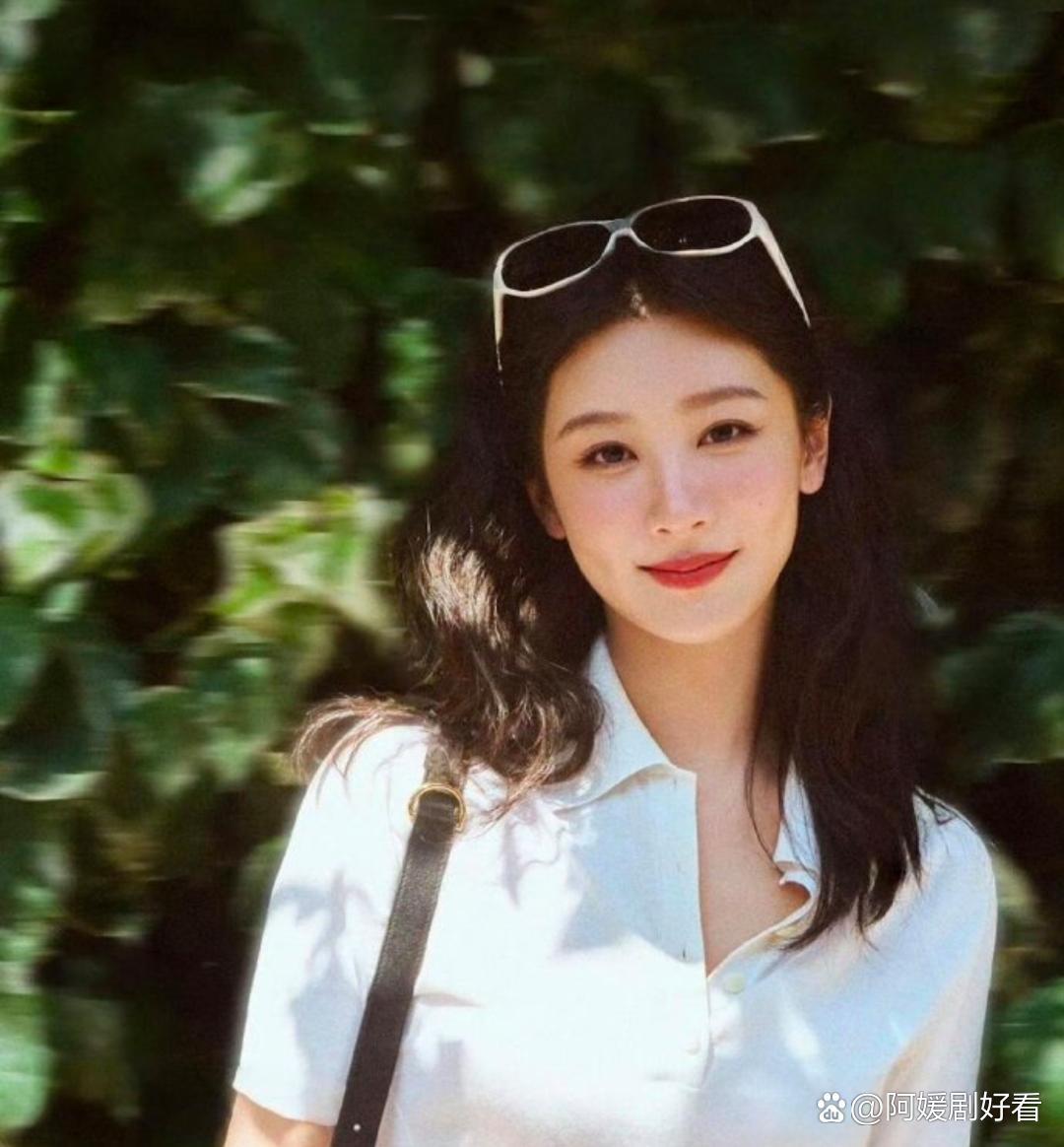 1、大女主古装剧《一纸千金》这个项目在深度接触李沁。2、吴谨言跟陈哲远本人是没什