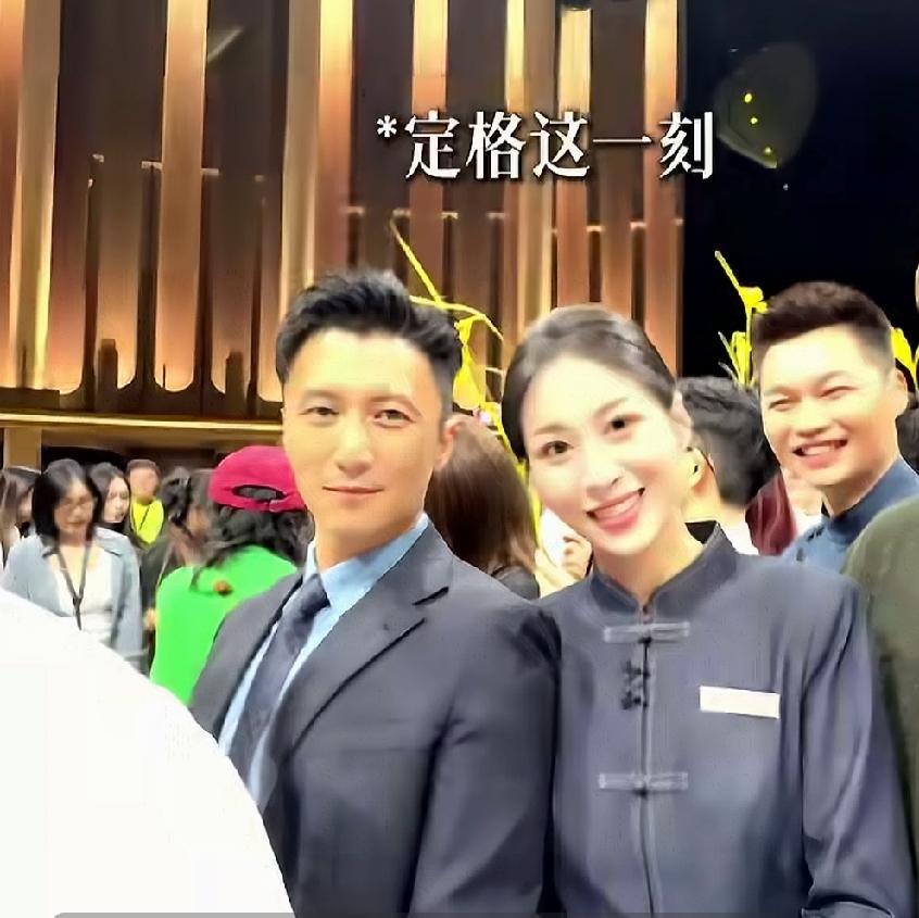 感觉谢霆锋现在成熟了，有男人味了。论帅，比起他老爸谢贤还是差了点。谢贤和狄波拉结