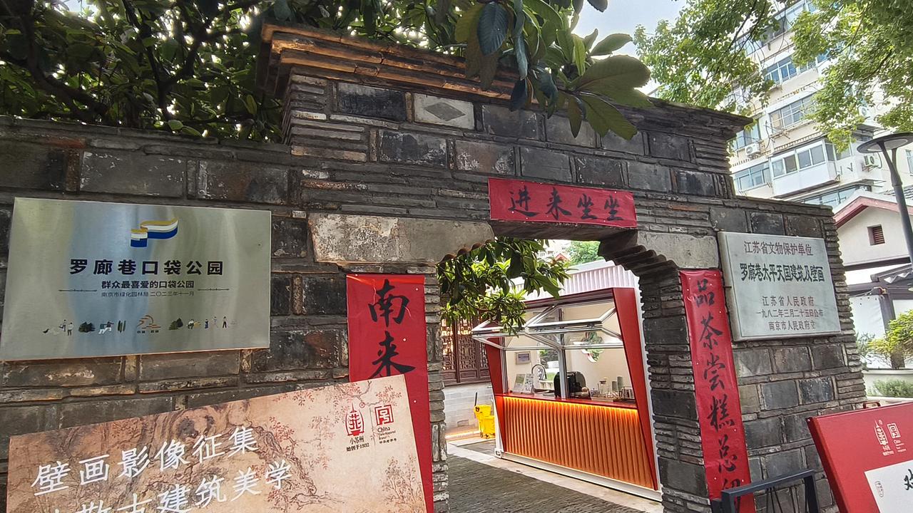 《在南京新街口的一幢百年老屋里，民
警找到了两幅画.....》
   车水马龙的