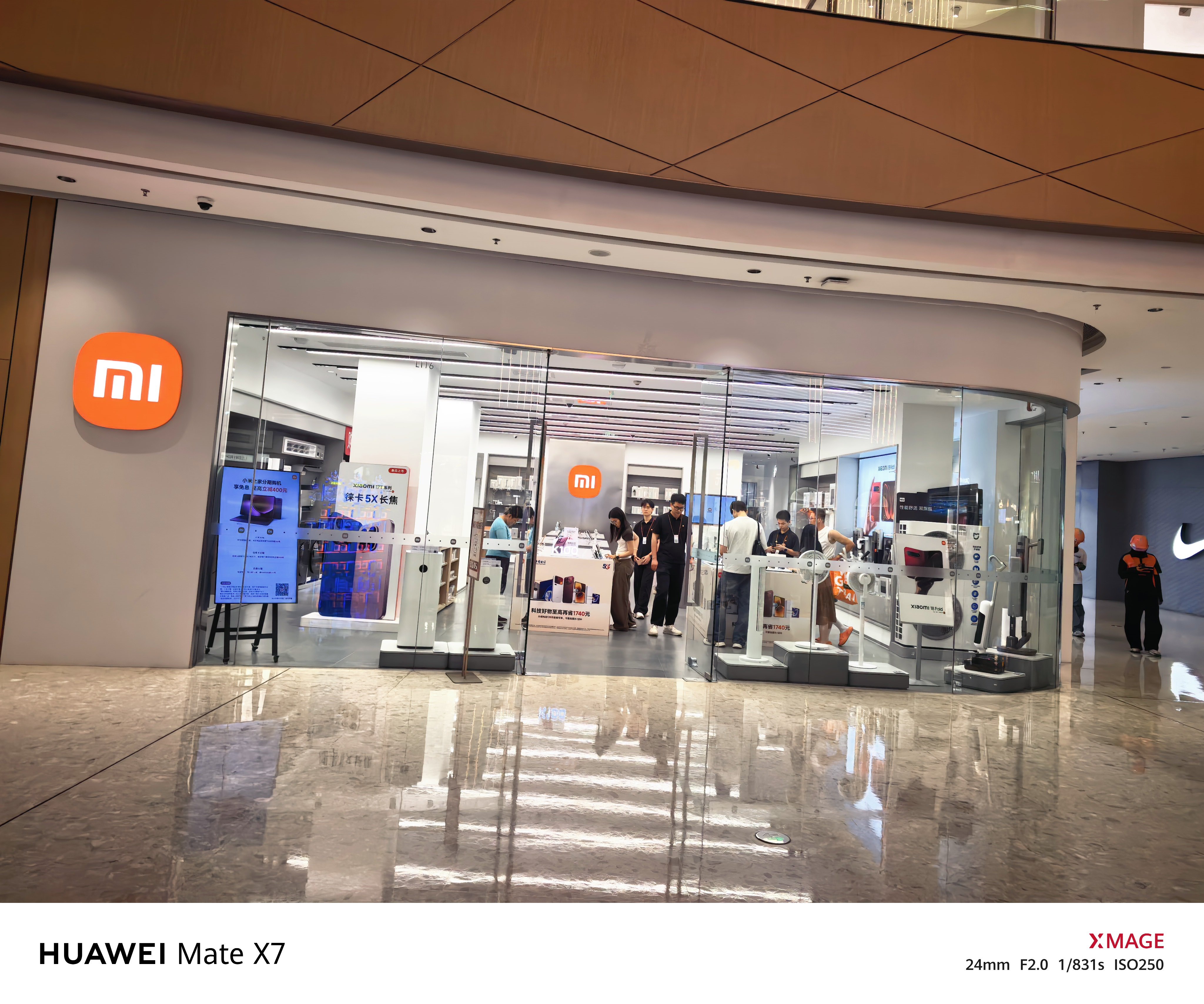 刚刚在逛商场，华为小米里人挺多，苹果也有人，三星完全没人啊！ ​​​