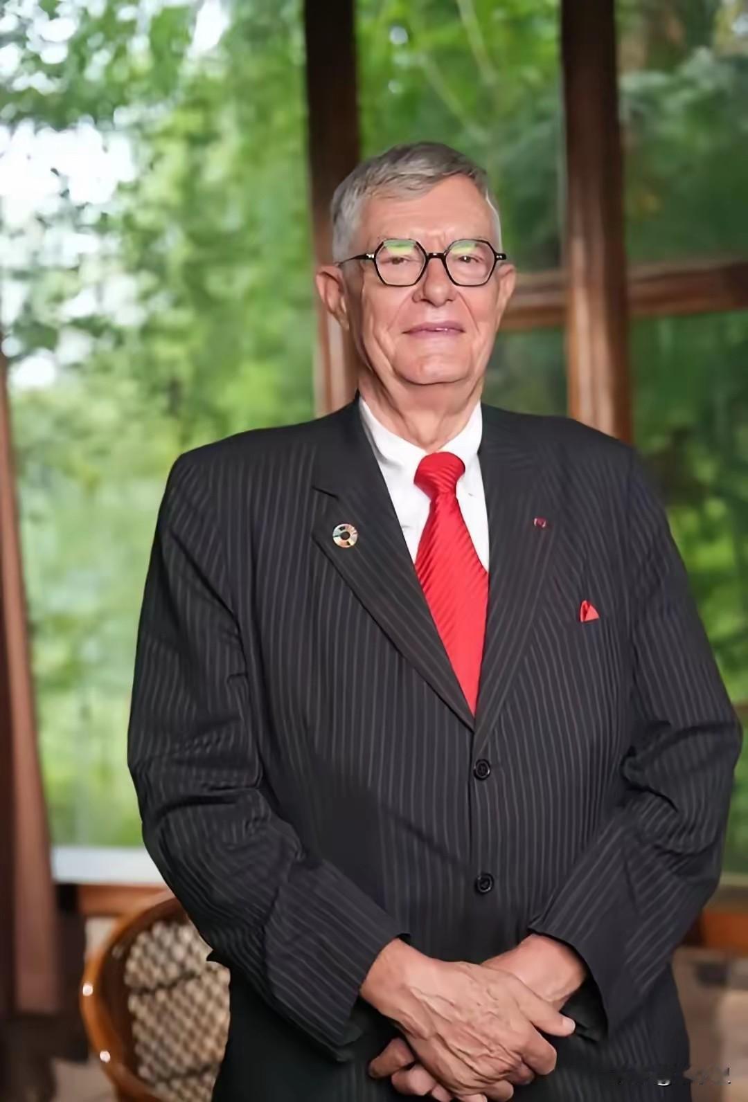 中国人都往国外跑，比利时驻华外交官退下来留在中国云南东川，开荒种树，仅此一点值得