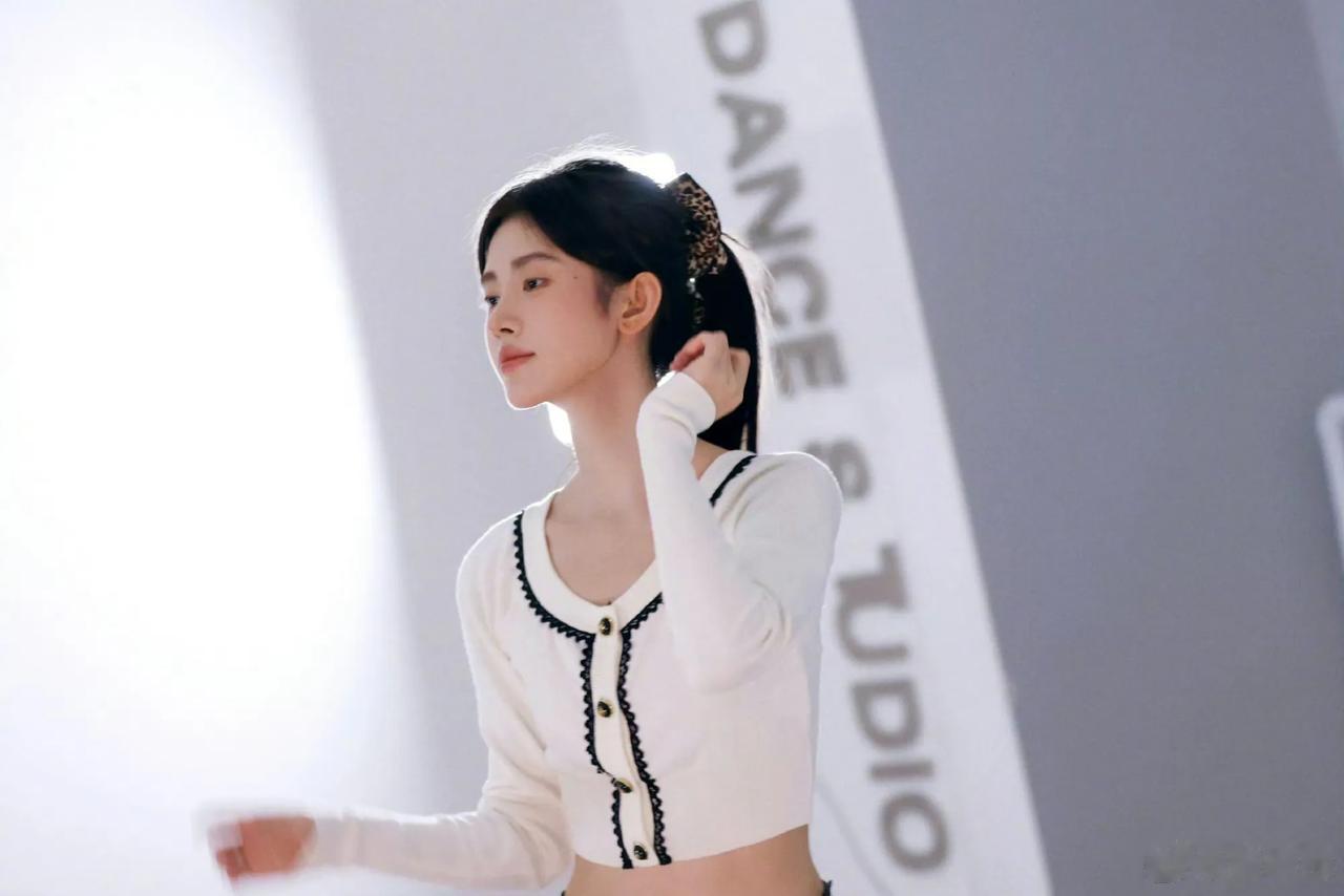 #鞠婧祎露腰look# ​​​小鞠腰真的太细了，露腰look简单随性又美丽哒，鞠