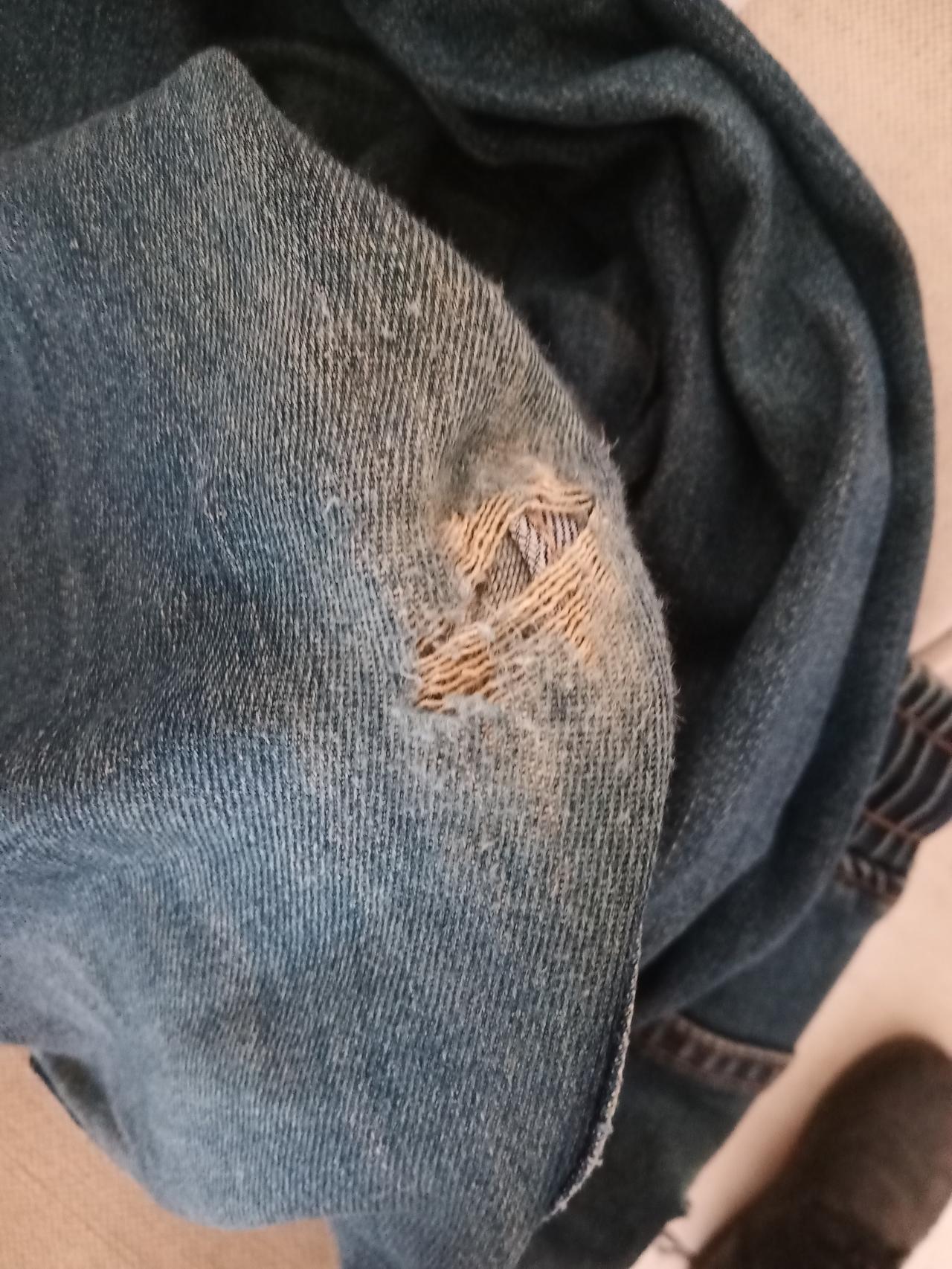丢人到家了了，太尴尬了。衣服上破了个洞，竟然不知道。熟人见我穿着这样的衣服，没有