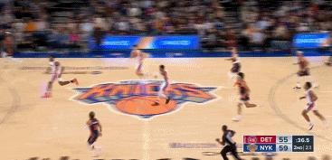 NBA赛场镜头：康宁汉姆大帽布伦森！
  布伦森这球显然是没想到康宁汉姆已经占据