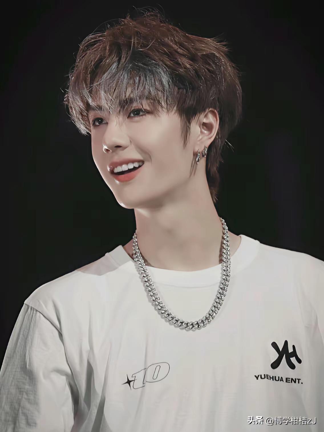 看视频
王一博再度与老东家续约了
有粉丝劝说王一博单干
实际上，娱乐圈并非想单干