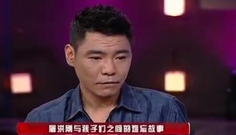 乐坛硬汉屠洪刚折腾半生足足结了三次婚。谁料刚把第三任贤惠老婆娶进门，某天回家，他
