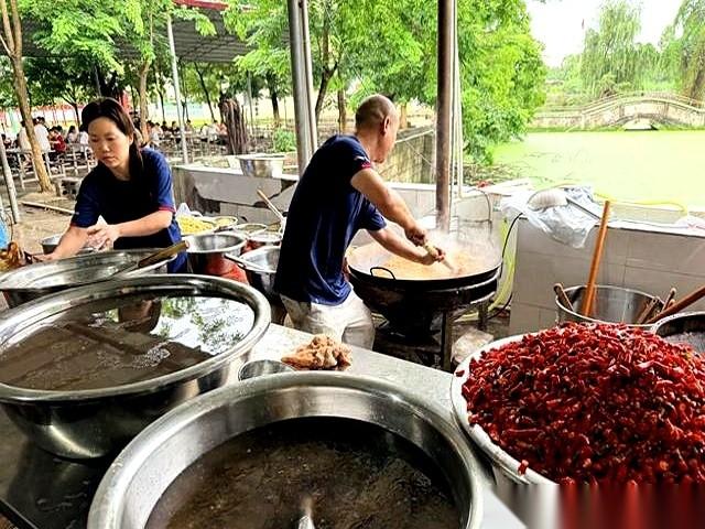 四川有个厨师，叫邓克彬。广西发大水，他跑去支援，但车上装的，不是救生衣，不是冲锋