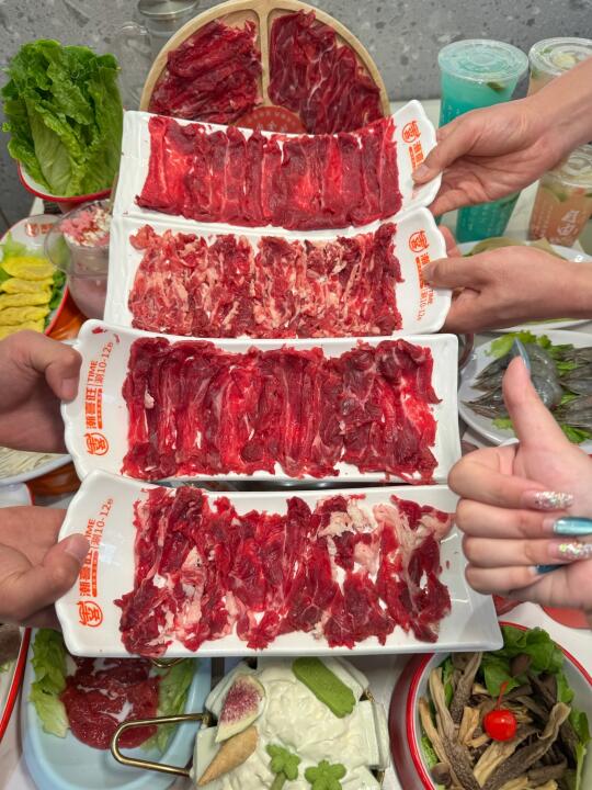 吃鲜嫩牛肉火锅还🉐来潮喜旺🥹！！新鲜的很