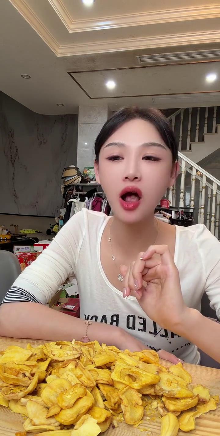 菠萝蜜干九块九到手就是这么一大包，这就是一包的量，姐妹们。配料表没有添加剂，菠萝