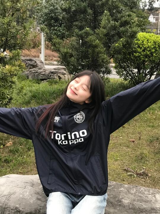 山野间把藏青色穿成温柔代名词