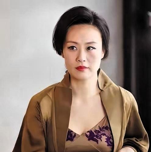 邬君梅丈夫去世
两人9次试管没能生出孩子
不少人替她惋惜晚年孤身。

但其实她从