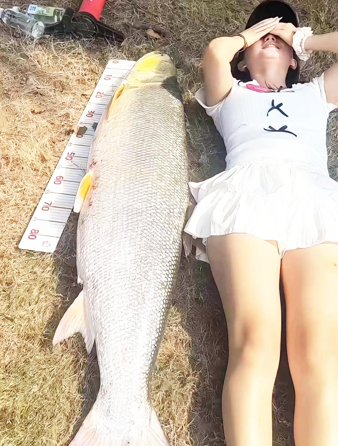 老话说的好，鱼和熊掌不可兼得，那么问题来了，图片中的鱼和美女，大家会选择哪一个呢